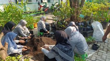 Kegiatan Penanaman Bibit di Green House SMKN 1 Jiwan